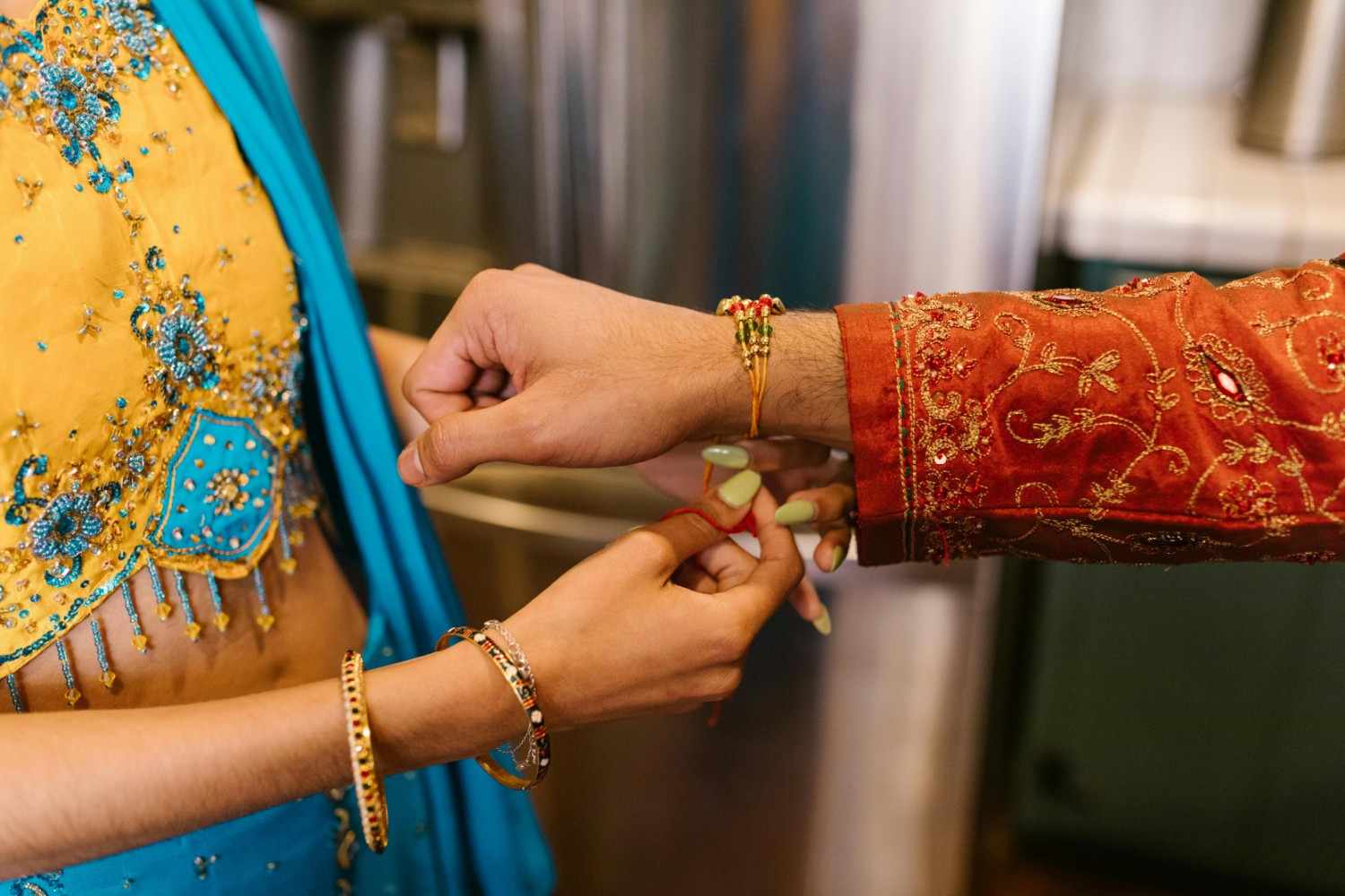 Send Rakhi with sweets to Dallas
