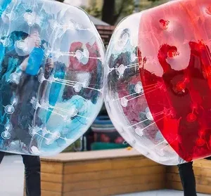 Bubble Soccer Spieler tragen aufblasbare Bubble Balls während eines lustigen Spiels